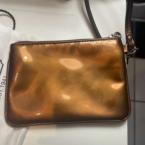 COACH SHINY BROWN WRISTLET. - Picture 2 of 8